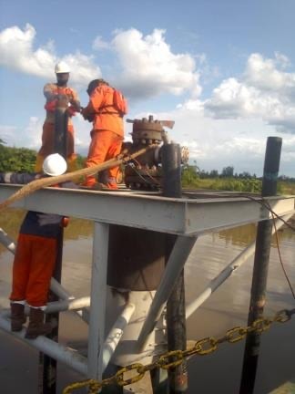 Crew rigging equipment onto a wellhead platform